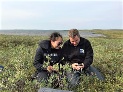 Dustin Whalen et Deva-Lynn apprennent et partagent des connaissances tout en menant des recherches sur la côte.