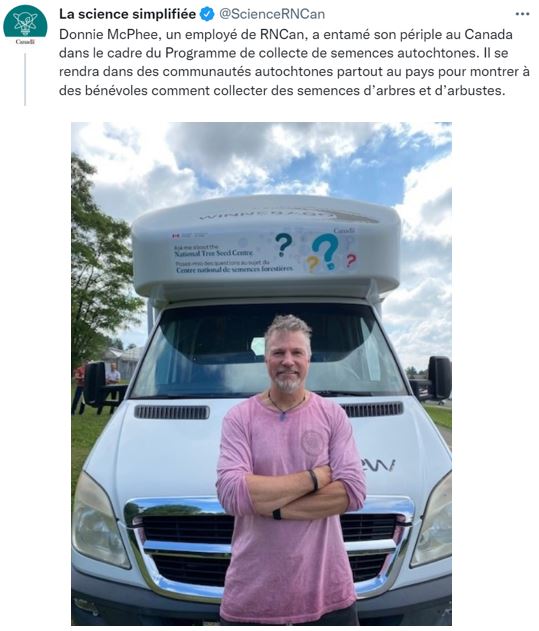Donnie McPhee devant une camionnette lettrée dans une publication sur les médias sociaux.