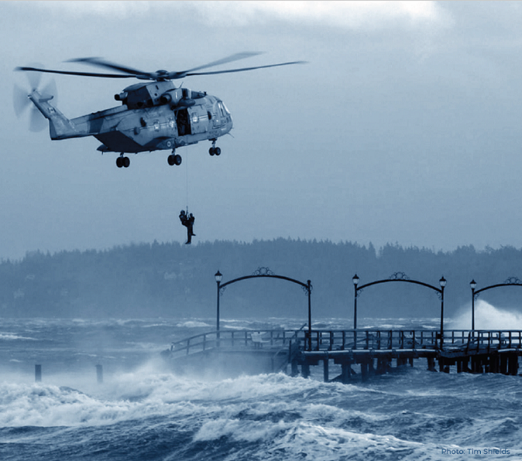 Un homme est évacué par hélicoptère de la jetée de White Rock, en Colombie-Britannique, lors d’une violente tempête de vent qui a provoqué l’effondrement de la section centrale de la jetée.