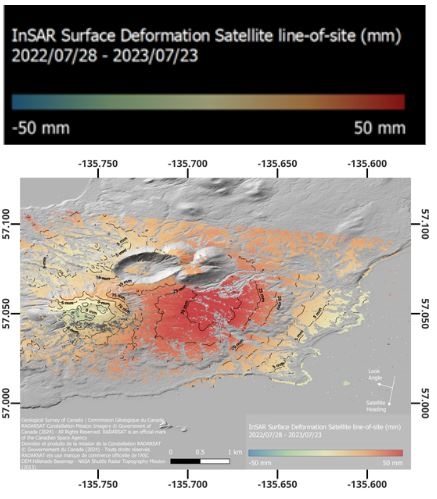 Carte illustrant la déformation de la surface du mont Edgecumbe de juillet 2022 à juillet 2023, représentée par des zones de déformation variant de -50 millimètres à +50 millimètres identifiées au moyen d’un code de couleurs.