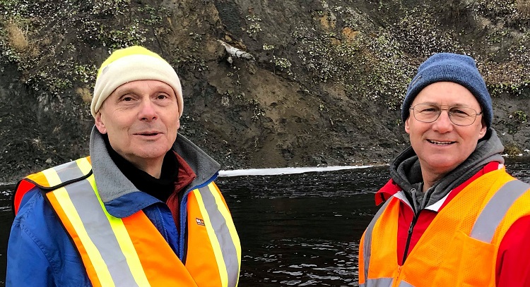 Les chercheurs Didier Perret et Greg Brooks de la Commission géologique du Canada