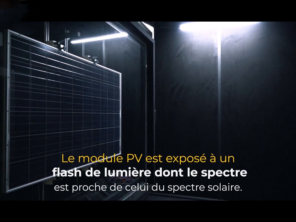 À l'intérieur de la chambre noire, le panneau solaire est exposé à un flash de lumière. Texte à l'écran : Le module PV est exposé à un flash de lumière dont le spectre est proche de celui du spectre solaire.