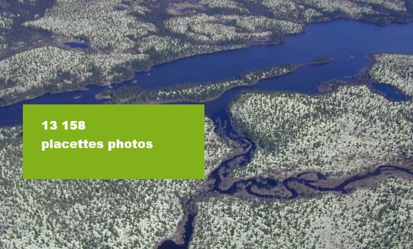 Vue aérienne d’une zone légèrement boisée avec lac et rivière. Texte à l’écran : 13 158 placettes photos.
