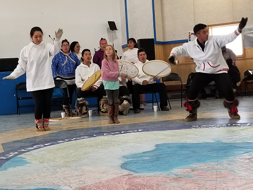 Photo d’un groupe traditionnel de danseurs autochtones.