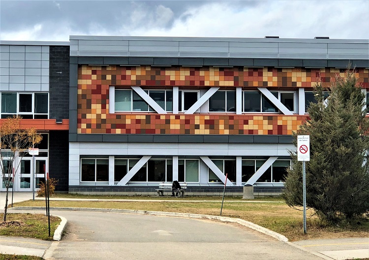 Structure de résistance sismique installée dans une école de Baie-Saint-Paul
