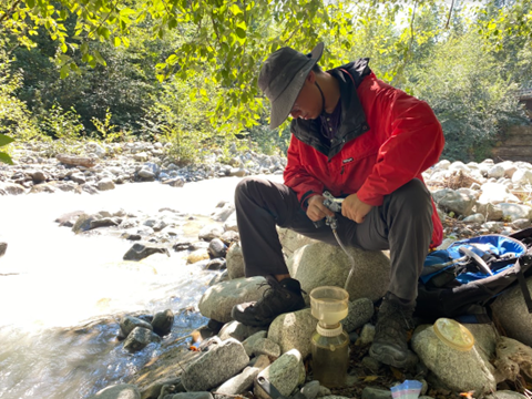 Des chercheurs recueillent des données dans un ruisseau du mont Cayley.