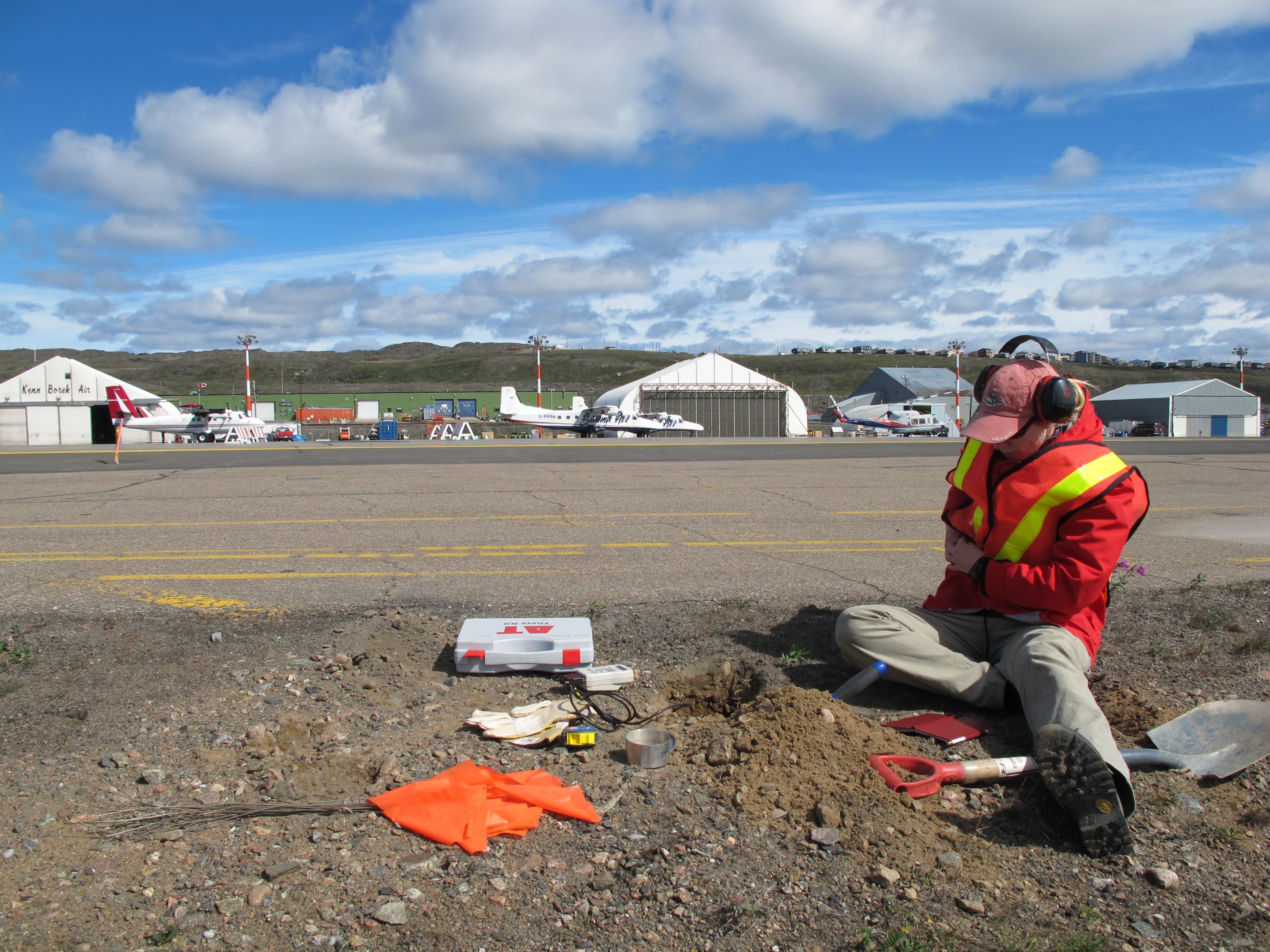 Image d’un scientifique de la CGC recueillant les données de surveillance du pergélisol à Iqaluit, au Nunavut
