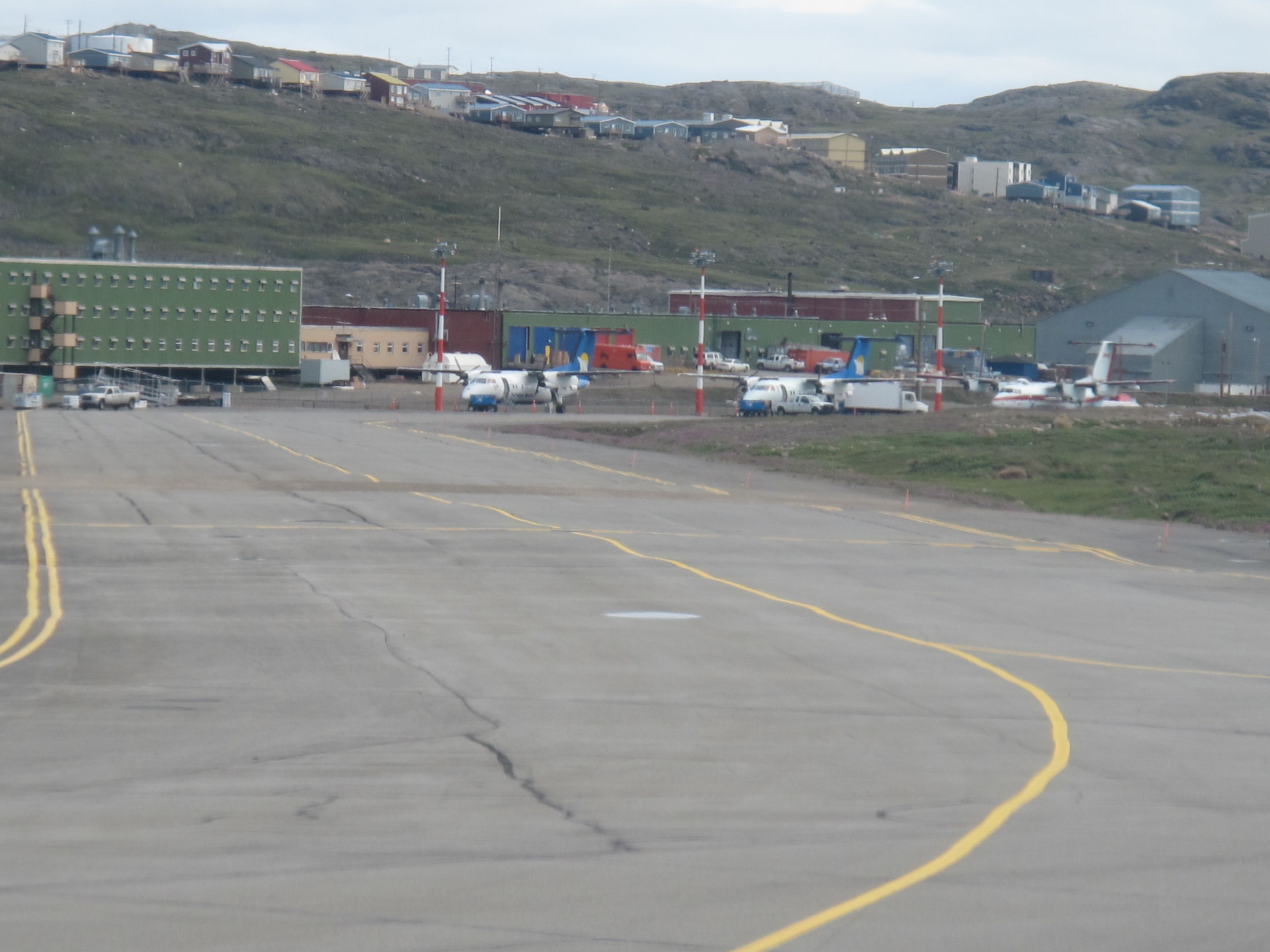Image montrant les dommages causés par le dégel du pergélisol à l’aéroport international d’Iqaluit